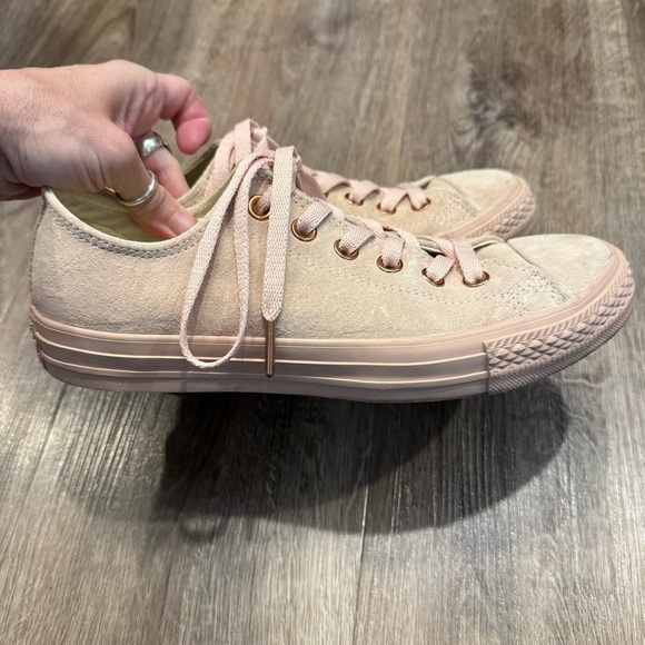Converse Chuck Taylor Low Top Blush Suede  Sneaker Size 8 - Picture 1 of 6